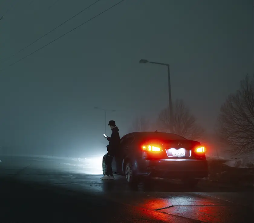 imagen de una casa vista desde fuera con un estilo moderno, minimalista, con muchas rectas y toda pintada de blanco