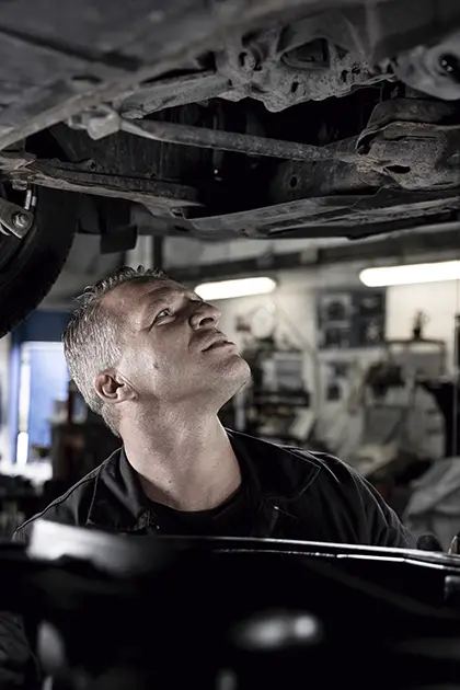 imagen de un salón de una casa alquilada donde aparece un sofá muy cómodo